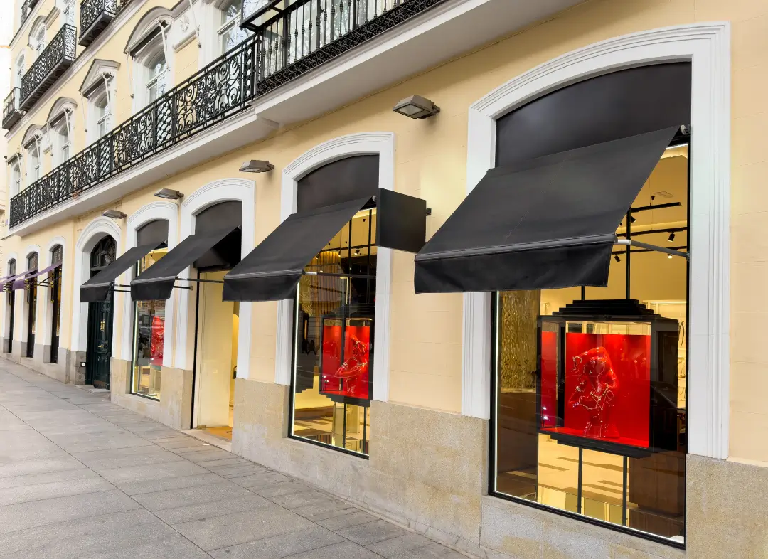 Façade vitrine de magasin en aluminium sur mesure à Tonnay-Charente